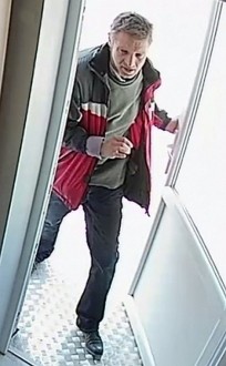 Lopás miatt keresik a fehérvári rendőrök a képen látható férfit